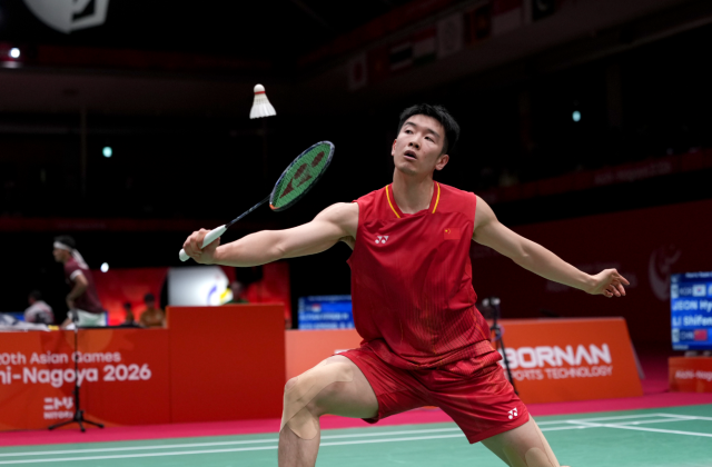  9月22日，中国队选手李诗沣在比赛中。他在单打比赛中对阵韩国队选手全奕陈。新华社发