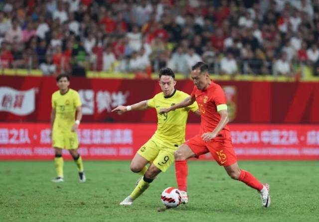 2023年9月9日,国足平马来西亚队,吴曦(右)与马来西亚队球员达伦·乐在比赛中拼抢。新华社发