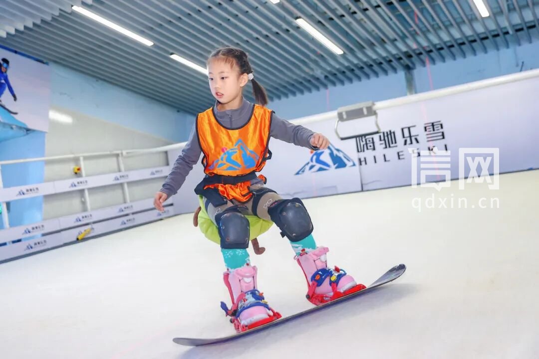 商圈里享滑雪乐趣 青岛室内滑雪公开赛燃动冬日