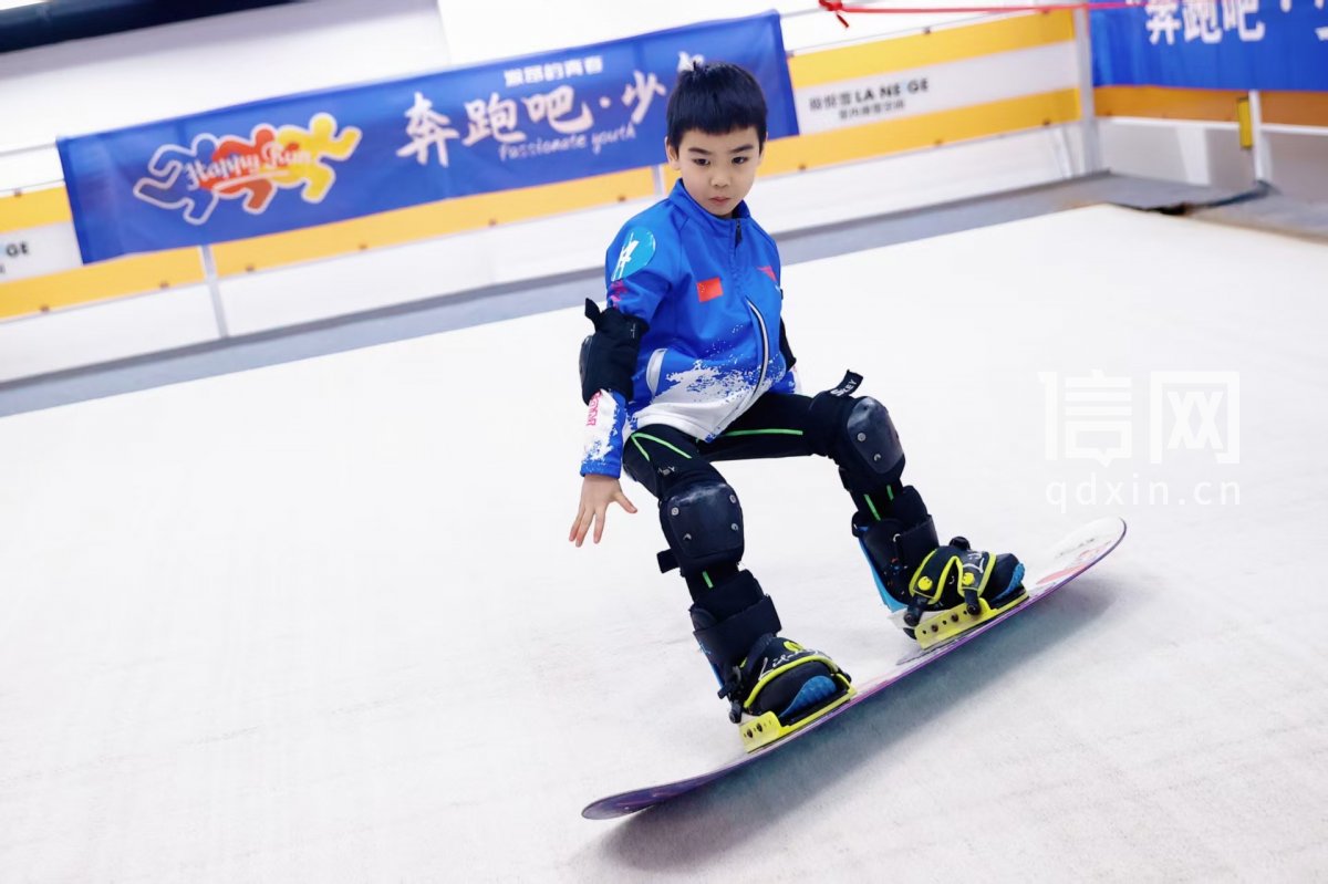 青岛市青少年室内模拟滑雪赛开赛 近百名选手竞逐冰雪激情