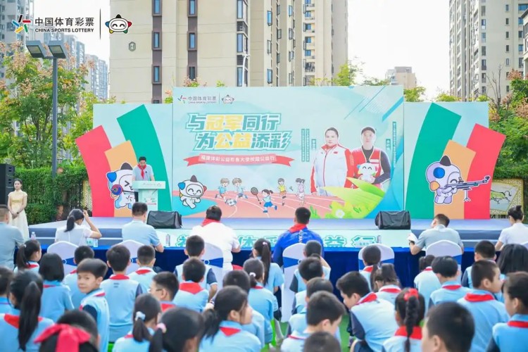 亚残运会开幕 青岛选手李羽洁担任中国代表团女旗手