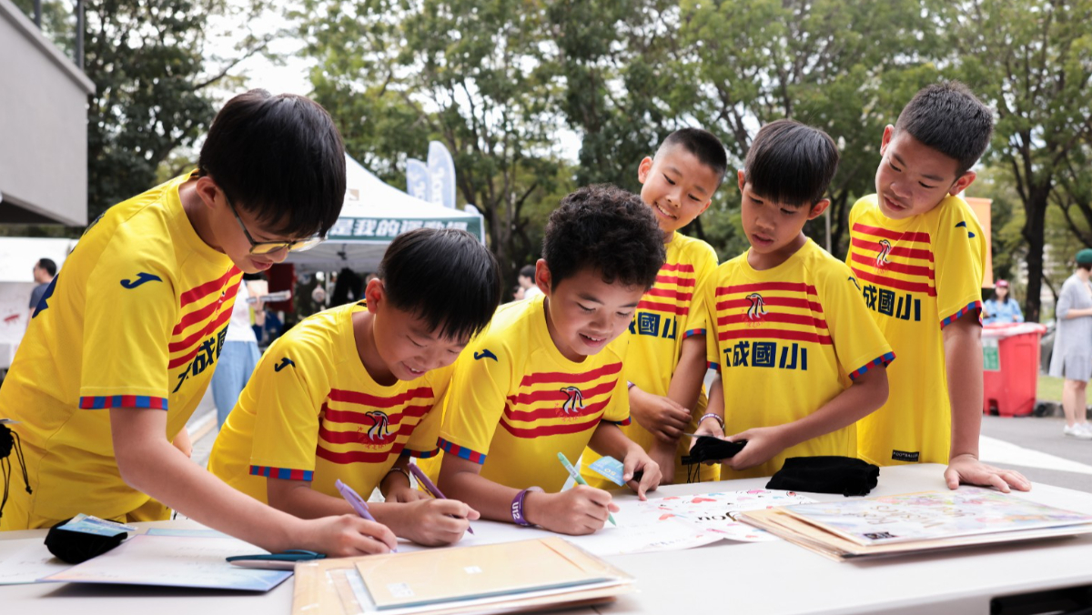 健身工廠盃少年足球菁英邀請賽開幕　球員為中華女足集氣簽名直送亞洲盃賽場