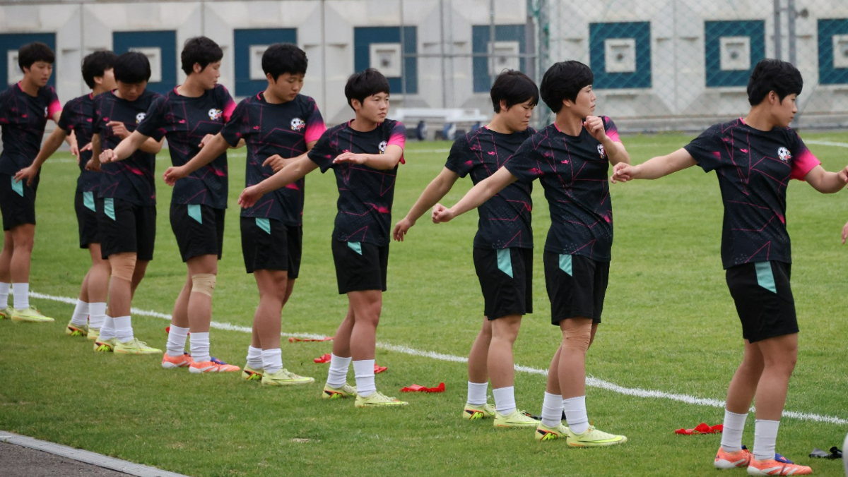 南北韓對決！北韓女足表情解凍　腳穿Nike、Adidas球鞋笑鬧歡呼
