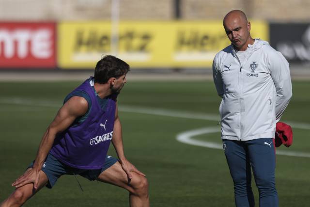 6月1日,葡萄牙队主帅马丁内斯(右)和球员迪亚斯在训练中。新华社发