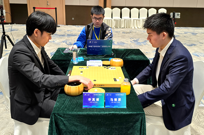 中国棋手马靖原七段(右)负于韩国棋手申真谞九段。人民网记者 胡雪蓉摄