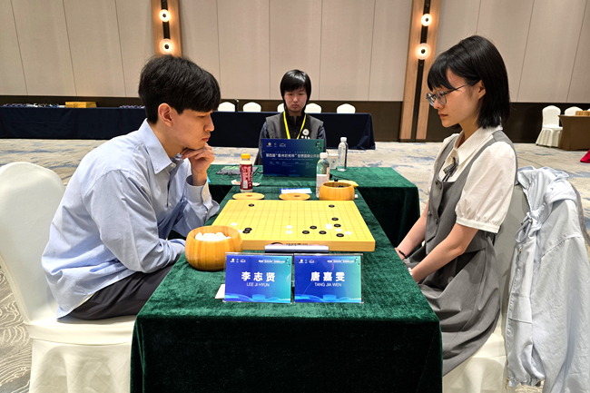 中国棋手唐嘉雯七段(右)负于韩国棋手李志贤九段。人民网记者 胡雪蓉摄   