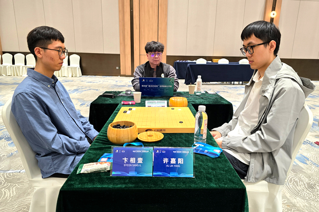 许嘉阳九段(右)负于卞相壹九段。人民网记者 胡雪蓉摄