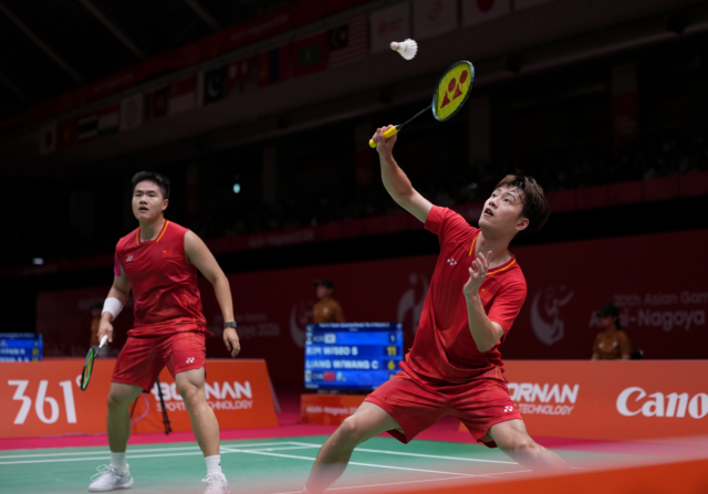 9月22日，中国组合梁伟铿/王昶（右）在比赛中。他们在男双比赛中对阵韩国组合徐承宰/金元浩。新华社发