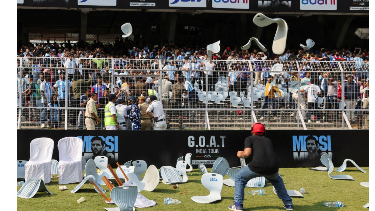 官員貴賓圍繞梅西花竟錢看不到　印度球迷拆椅衝場要求退票還錢