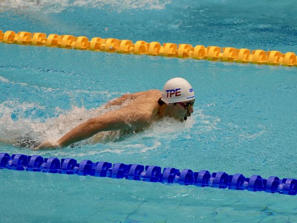 破全國！王冠閎100公尺蝶式游出51秒90　全大運金牌強勢到手