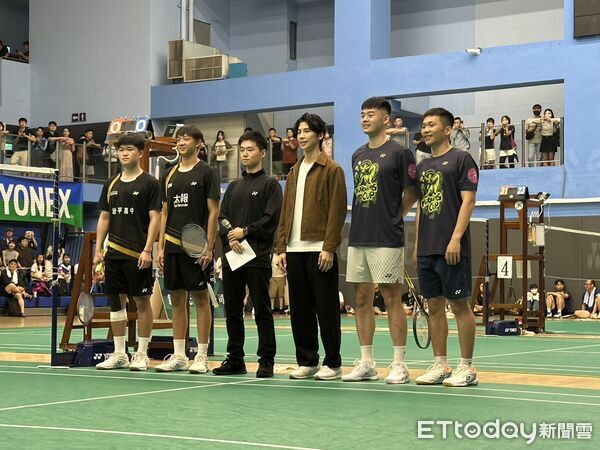 ▲李洋、王齊麟與U19青年盃冠軍交手,奧運拳擊金牌林郁婷擔任擲幣嘉賓。(圖/記者蔡厚瑄攝)