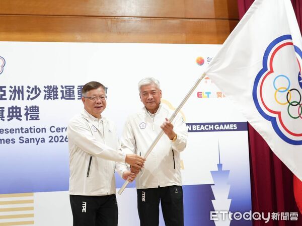 ▲蔡家福團長將代表團團旗授予王景成總領隊。(圖/運動部提供)