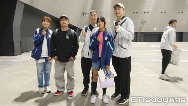 ▲滑板小將林逸凡與爸爸、媽媽、教練和部長李洋合影。（圖／記者蔡厚瑄攝）