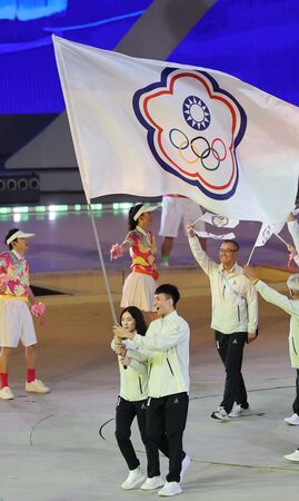 ▲男女子掌旗官龍舟選手菈后.苡婭、3x3籃球選手張俊生。（圖／中華奧會提供）