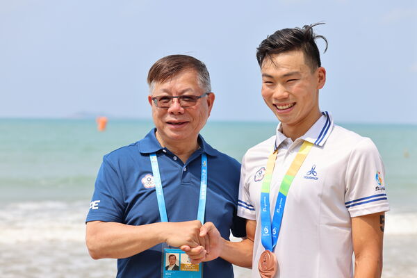 ▲中華奧會蔡家福主席現場恭喜潘子易選手榮獲男子鐵人水陸兩項銅牌。（圖／中華奧會提供）