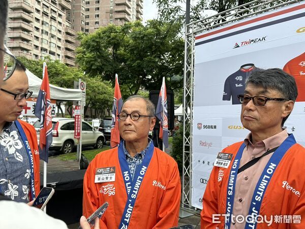 ▲亞洲UCI指標自由車賽事Tour de Okinawa 環沖繩委員長當山智士（中）受訪。（圖／記者蔡厚瑄攝）