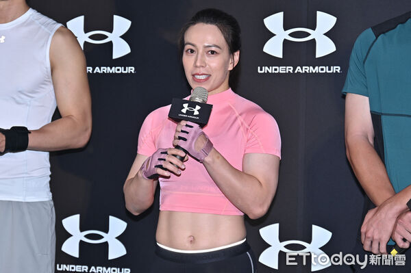 直擊！「舉重女神」郭婞淳大秀川字腹肌　笑稱肚子涼涼的