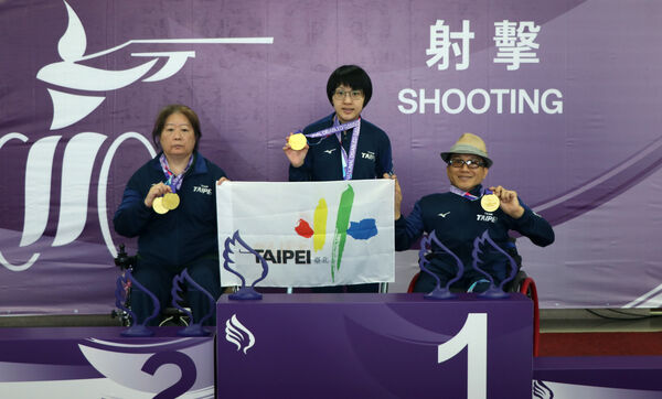▲臺北市射擊隊摘下肢障混合組10公尺空氣手槍團體賽金牌。(圖/115全障運提供)