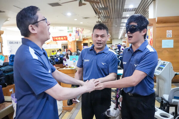 ▲臺北市(左起)楊志賢、柯茗碩、邱文昇聯手拿下視障三人賽A組金牌。「妳是我的眼」黃伊萍為謝宗翰掌握方向。(圖/115年全障運提供)