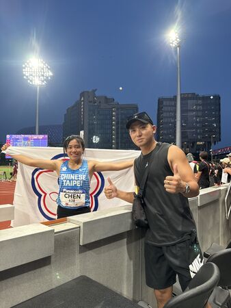 ▲陳羿岑與國中教練林智偉。（圖／田徑協會提供）