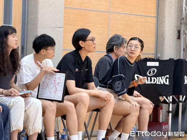 ▲台北市聽障女籃代表隊手語翻譯員林晏君(右一)。（圖／記者蔡厚瑄攝）