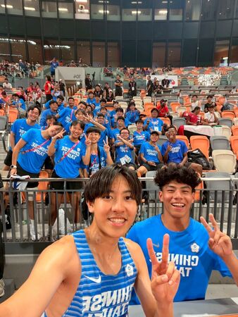 ▲無賽程選手也在場邊為今晚出賽選手加油打氣。(圖/中華田徑協會提供)