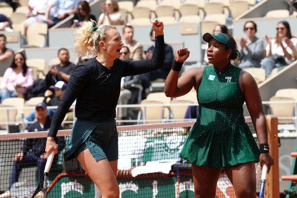 ▲法網女雙頭號種子捷克好手席妮亞可娃(Katerina Siniakova)/美國搭檔湯森(TaylorTownsend)收下合拍大滿貫第3冠。(圖/達志影像/美聯社)