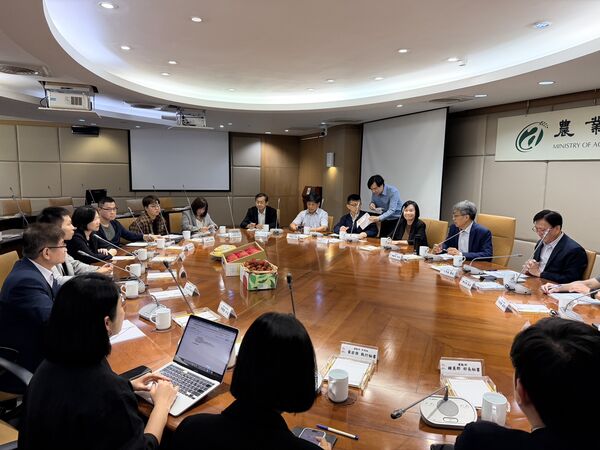 ▲運動部李洋部長率同仁拜會農業部討論合作事宜、運動部李洋部長致贈農業部陳駿季部長運動器材,象徵全民運動,一起壯大台灣、農業部陳駿季部長致贈運動李洋部長台灣當季農特產品,盼共同行銷台灣農業。(圖/運動部提供)