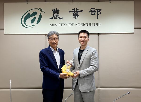 ▲運動部李洋部長率同仁拜會農業部討論合作事宜、運動部李洋部長致贈農業部陳駿季部長運動器材,象徵全民運動,一起壯大台灣、農業部陳駿季部長致贈運動李洋部長台灣當季農特產品,盼共同行銷台灣農業。(圖/運動部提供)