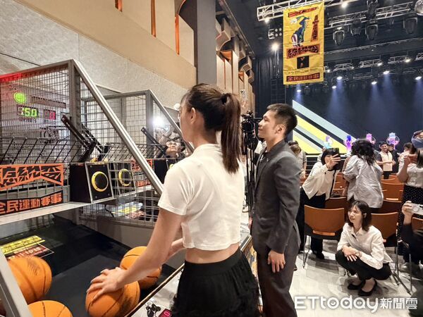 ▲運動部部長李洋、總統盃3X3籃球選手吳筱帆PK籃球機。（圖／記者蔡厚瑄攝）