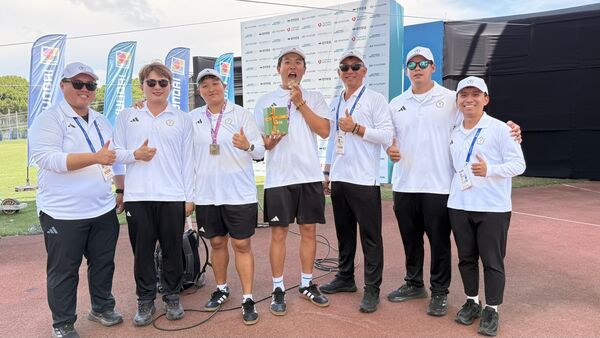 ▲總教練廖健男、物理治療師周詣倫、黃逸柔選手、張正韋選手、陳能陞教練、林哲瑋教練及防護員曾琮仁。（圖／中華射箭協會提供）
