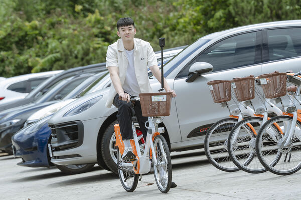 ▲王齊麟擔任活動宣傳大使，騎乘Ubike帥氣登場，為即將登場的運動會與低碳生活熱力應援。（圖／寶山鄉公所提供）