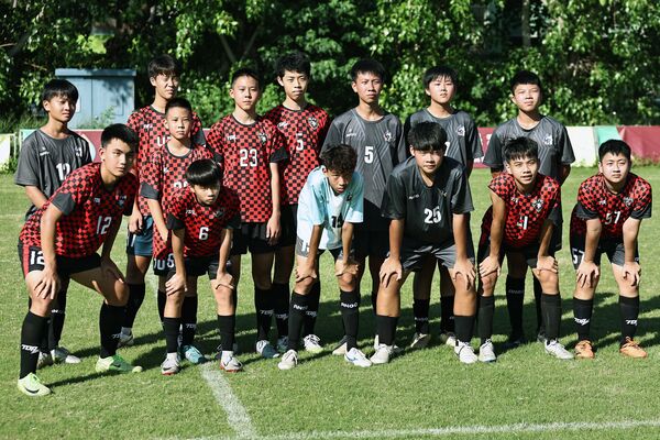 ▲U15組閃電飛翔FC賽後與對手歸仁黃隊。(圖/主辦單位提供)