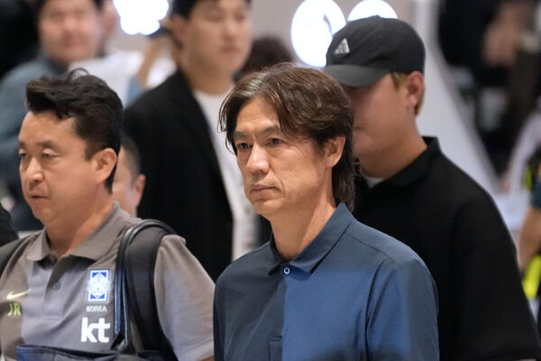 洪明甫返韓2天突然飛美國！韓媒質疑：是在「避風頭」？