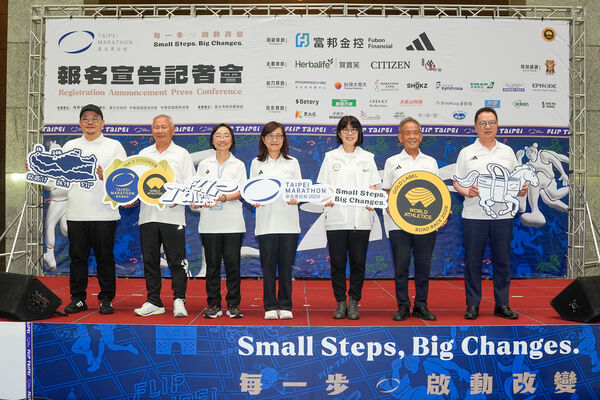 ▲陳瑋琳、楊永馨、陳美彤、台北馬拉松今年持續金標賽事,並以「Small Steps, Big Changes. 每一步啟動改變」為口號、台北馬拉松報名宣告正式啟動。(圖/中華民國路跑協會提供)
