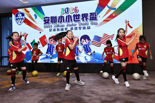 ▲2026年安聯小小世界盃吸引超過1千支隊伍參賽、右起迷你足球協會秘書長張武業、足球協會理事長張燦、安聯人壽總經理羅偉睿、TFA俱樂部小球員賽前表演世足賽歌曲、台灣安聯人壽總經理羅偉睿。(圖/小小安聯世界盃提供)