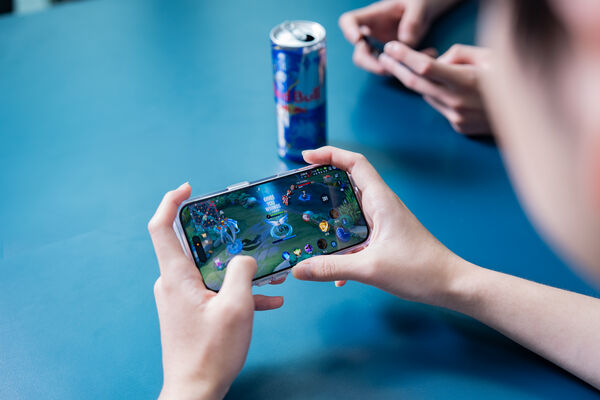 ▲Red Bull✕《Garena傳說對決》10週年限量聯名罐即可參加抽獎,有機會獲得限定表情、特效及永久造型等限量好禮,售完即止。(圖/Red Bull提供)