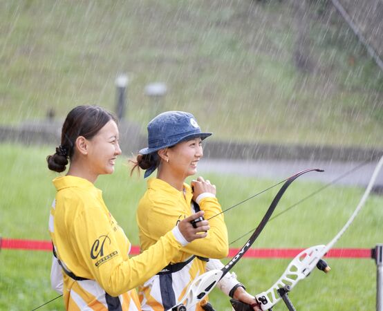 ▲突如其來的大暴雨,連彰銀雙姝邱意晴(右)與邱丞婕都笑出來。(圖/中華射箭協會提供)
