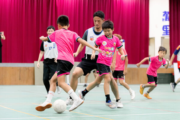 ▲樂天桃猿攜手日本J1勁旅神戶勝利船展開跨界合作，森岡亮太來台與桃園同安國小學童進行足球交流。（圖／樂天桃猿提供）