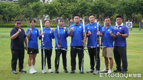 ▲亞運中華反曲弓代表隊左起總教練廖健男、防護員陳毅文、選手李彩綺、許心慈、林子翔、鄭翔輝。（圖／記者呂佳賢攝）