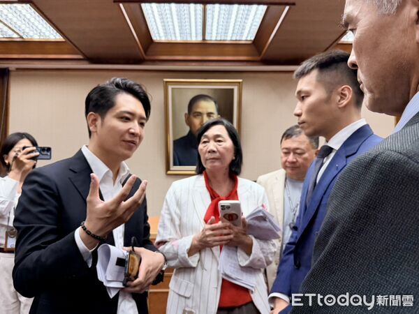 ▲運動部部長李洋與國民黨召委羅廷瑋。(圖/記者蔡厚瑄攝)