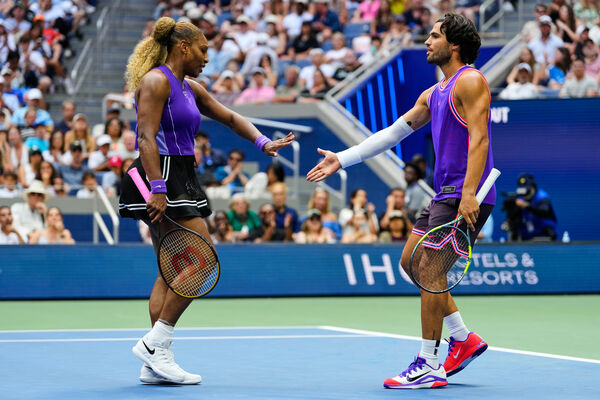 ▲小威廉絲(Serena Williams)攜手23歲巨星艾卡拉茲(Carlos Alcaraz)出戰混雙。(圖/達志影像/美聯社)