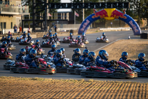 ▲《Max vs 100》集結來自體育與流行文化領域的100名參賽者,與Max Verstappen齊聚銀石賽道一較高下。(圖/Red Bull提供)