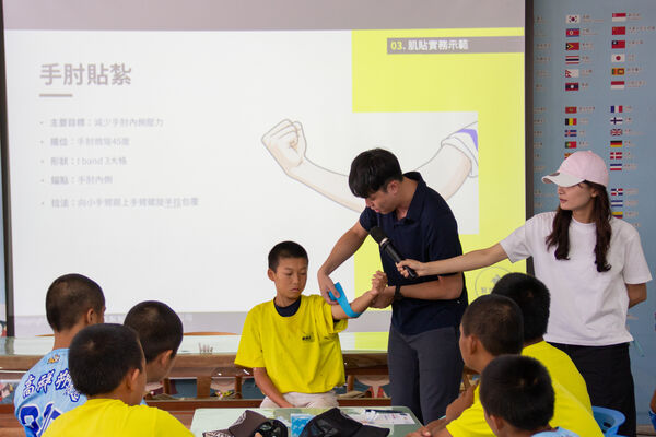 ▲物理治療師蕭卲軒介紹正確的運動防護概念。（圖／運發中心提供）