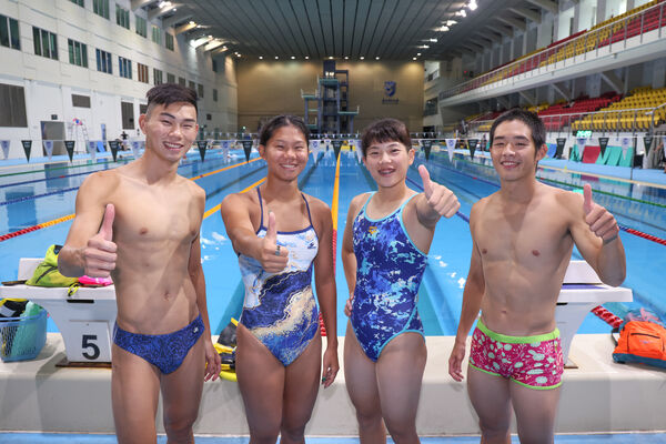 ▲江典祐(右起)、張綺文、潘昱婷和潘子易參加鐵人三項混合接力。(圖/Saucony提供)