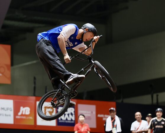 台灣BMX史上第一人！鄭喬鴻闖亞運決賽淚崩　黃子鵬視訊打氣