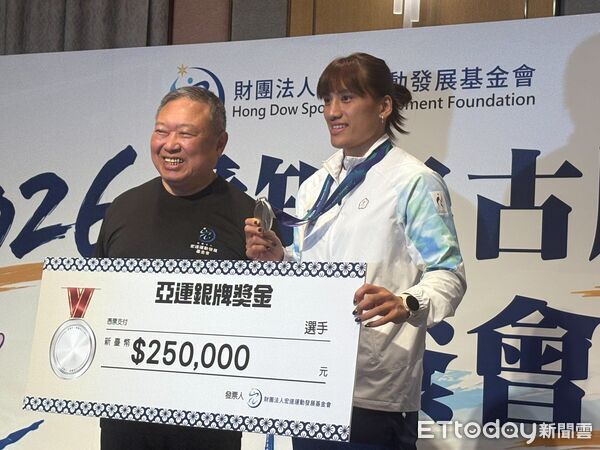 陳念琴亞運奪銀暖舉紅到國外！　舉起對手獲讚贏人心