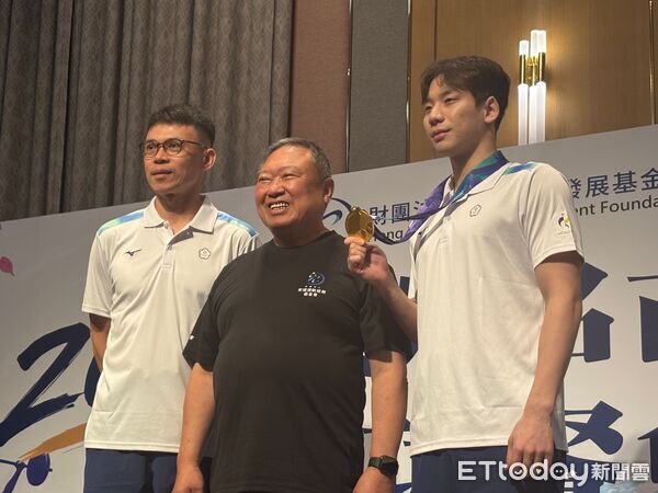 台灣泳壇第一人！　「蝶王」王冠閎亞運奪金仍像做夢