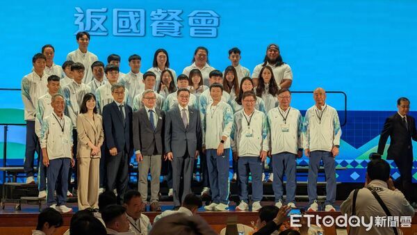 ▲亞運英雄返台，卓榮泰與李洋和中華健兒大合體。（圖／記者杜奕君攝）