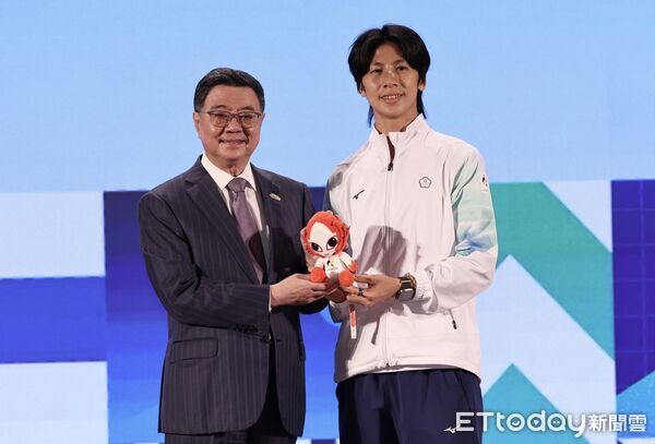 ▲▼2026年第20屆愛知名古屋亞洲運動會代表團返國餐會-卓榮泰與選手合照 。(圖/記者黃克翔攝)